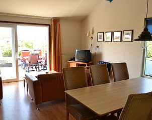 Gemtliches Wohnzimmer im Kleefkruid Bungalow, Hollum, Ameland mit Zugang zur Terrasse.