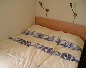 Zweites Schlafzimmer im Kleefkruid Bungalow, Hollum, Ameland mit gemtlicher Einrichtung.