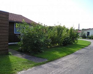 Auenansicht des Ferienhauses Kleefkruid, Hollum, Ameland mit Grnflchen und Wanderwegen.