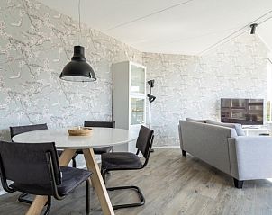 Moderne woonkamer in Zand appartement, Nes, Ameland, met stijlvol interieur.
