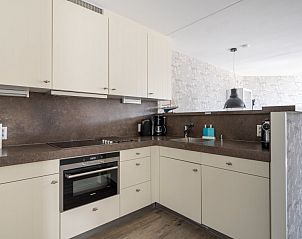 Volledig uitgeruste keuken in Zand appartement, Nes, Ameland, met moderne voorzieningen.