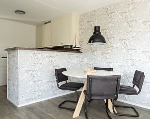 Eethoek in Zand appartement, Nes, Ameland, met gezellige sfeer en designmeubilair.