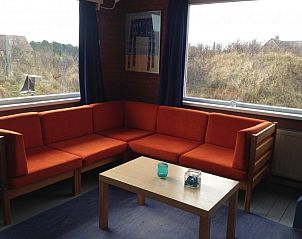 Comfortabele zithoek in In Het Dal vakantiehuis in Buren, Ameland, met duinzicht.