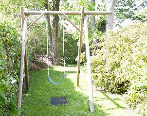 Schommel in de tuin van Ascona bungalow, Nes, Ameland voor kinderen.