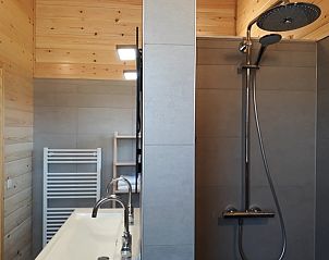 Stijlvolle badkamer met regendouche in Ascona bungalow, Nes, Ameland.