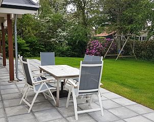 Buitenterras met tuinmeubilair in Ascona bungalow, Nes, Ameland.