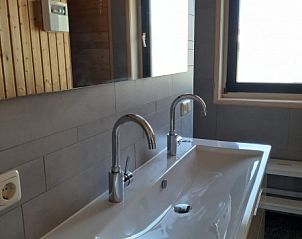 Dubbele wastafel in moderne badkamer van Ascona vakantiehuis, Nes.