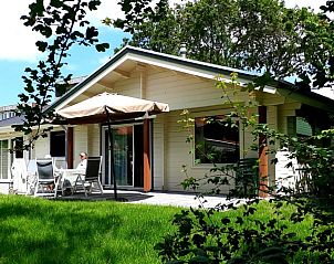 Ascona bungalow in Nes, Ameland met groene omgeving en terras.