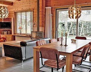 Gezellige woonkamer met open haard in Ascona bungalow, Nes, Ameland.