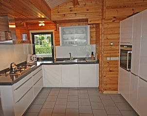 Moderne keuken met apparatuur in Ascona vakantiehuis, Nes, Ameland.