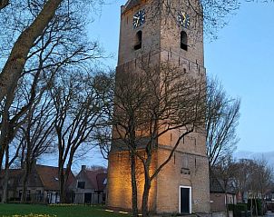 Verlichte toren in de avond, Nes, nabij Ascona bungalow, Ameland.