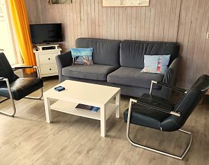 Gezellige woonkamer in bungalow Margot, Nes, Ameland met comfortabele zitplaatsen en een lichte sfeer.