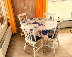 Eethoek in vakantiehuis Margot, Nes, Ameland met veel natuurlijk licht en gezellige ambiance.