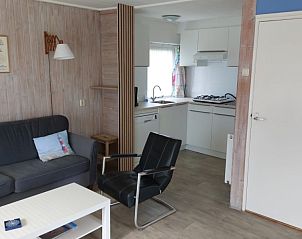 Open woonkamer en keuken in Margot, Nes, Ameland, biedt een ruime en uitnodigende leefruimte.