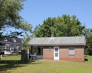 Buitenzijde van vakantiehuis Margot in Nes, Ameland met ruime tuin en zonnig terras.