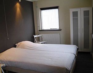 Slaapkamer in bungalow Klasina, Nes, Ameland met twee eenpersoonsbedden, ideaal voor een goede nachtrust op de Waddeneilanden.