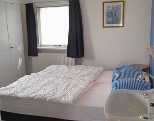 Ruime slaapkamer in Klasina, Nes, Ameland met comfortabel tweepersoonsbed en veel natuurlijk licht.