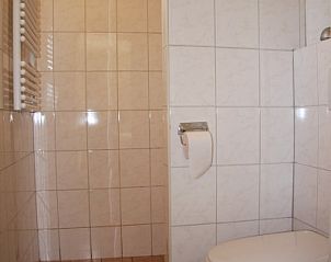 Badkamer in vakantiehuis Klasina, Nes, Ameland met moderne voorzieningen voor een aangenaam verblijf op de Waddeneilanden.