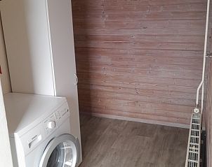 Praktische bijkeuken in bungalow Klasina, Nes, Ameland met wasmachine voor extra gemak tijdens je vakantie.