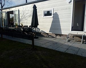 Sonnige Terrasse des Protter-Chalets in Buren, Ameland, ideal fr ein Frhstck im Freien auf den Watteninseln.