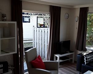 Gemtliches Wohnzimmer des Protter-Chalets in Buren, Ameland, komfortabler Aufenthalt auf den Watteninseln.