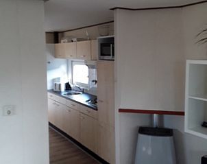 Esstisch im Protter-Chalet in Buren, Ameland, ideal fr Familienessen auf den Watteninseln.