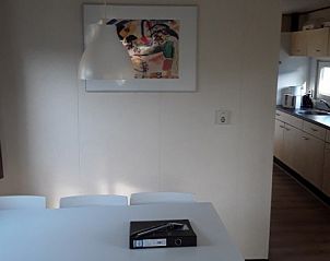 Modern eingerichtetes Wohnzimmer im Ferienhaus Protter in Buren, Ameland, stilvoll auf den Watteninseln.