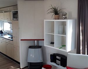 Helles Wohnzimmer des Protter-Chalets in Buren, Ameland, mit Blick auf den Wattengarten.