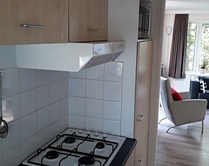 Gemtliche Sitzecke im Protter-Chalet in Buren, Ameland, mit Blick auf den Garten.