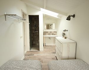 Westhoek vakantiehuis, Schiermonnikoog, ensuite badkamer met douche en lichte inrichting.