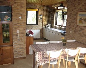 Eetkamer en keuken van Duinrust vakantiehuis op Schiermonnikoog, ideaal voor familie-etentjes.