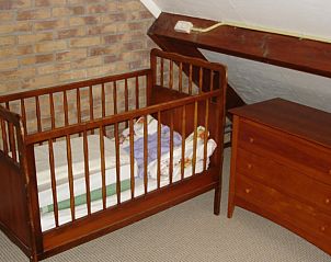 Kinderkamer met wieg in vakantiehuis Duinrust, Schiermonnikoog, gezinsvriendelijke accommodatie.