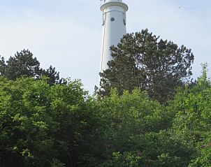 Historische vuurtoren nabij vakantiehuis Duinrust in Schiermonnikoog, iconisch uitzicht.