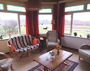 Zeerust vakantiehuis op Schiermonnikoog met lichte zithoek en uitzicht op het groene landschap.