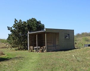 Veranda van Zeerust vakantiehuis op Schiermonnikoog met zitgelegenheid en omgeven door natuur.