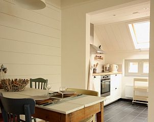 Eetruimte in Opa's huis, vakantiehuis Schiermonnikoog, met gezellig ingerichte tafel naast de keuken.