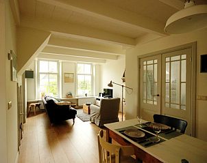 Lichte woonkamer in Opa's huis, vakantieaccommodatie Schiermonnikoog, met comfortabele zithoek.
