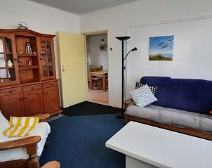 Gezellige woonkamer in Stachouwer vakantiehuis, Schiermonnikoog, met comfortabele zitplaatsen en rustieke inrichting.