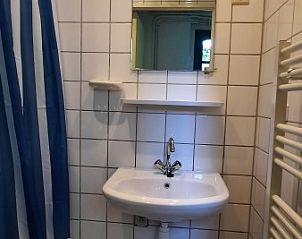 Praktische badkamer met douche in Stachouwer vakantiehuis, Schiermonnikoog, ideaal voor een comfortabel verblijf.