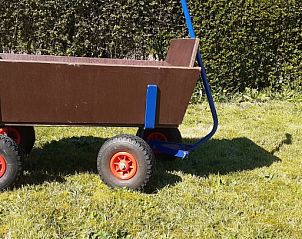 Handige bolderkar in tuin van Stachouwer vakantiehuis, Schiermonnikoog, perfect voor uitstapjes op de Waddeneilanden.