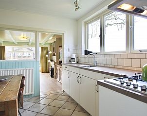 Moderne keuken in Klaver Vier vakantiehuis, Schiermonnikoog, Waddeneilanden.