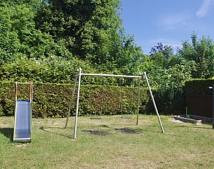 Speelplaats met schommel en glijbaan bij Klaver Vier, Schiermonnikoog.