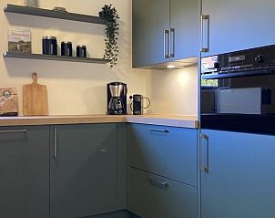 Gezellige keuken in Twa Blomkes vakantiehuis op Schiermonnikoog, ideaal voor koken en samenkomen.