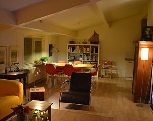 Gezellige binnenruimte van Hannekommen vakantiehuis met moderne inrichting op Schiermonnikoog, Waddeneilanden.