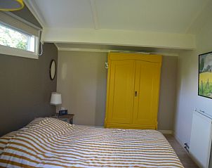 Comfortabele slaapkamer in Hannekommen vakantiehuis met kleurrijk interieur op Schiermonnikoog, Waddeneilanden.