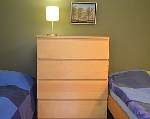 Tweede slaapkamer in Hannekommen vakantiehuis met houten meubels op Schiermonnikoog, Waddeneilanden.