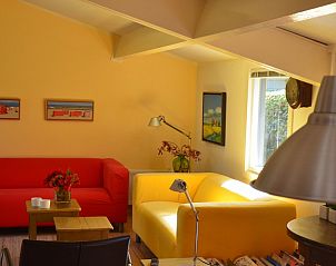 Kleurrijke zithoek in Hannekommen vakantiehuis met kunstwerken op Schiermonnikoog, Waddeneilanden.