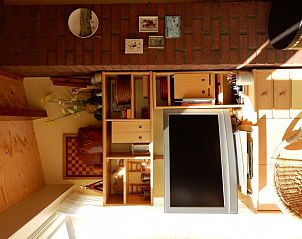 Ingerichte kast met tv in de woonkamer van Buutvrij vakantiehuis Schiermonnikoog.