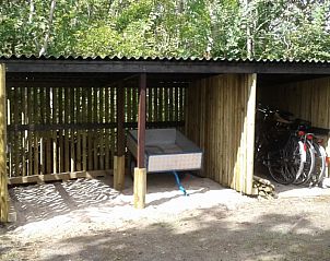 Fietsenstalling bij Buutvrij vakantiehuis op Schiermonnikoog met fietsen en bolderkar.
