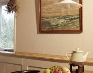 Eettafel met fruitschaal in vakantiehuis Poppe, Schiermonnikoog, Waddeneilanden.